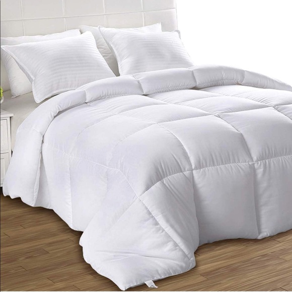 Queen or Twin White Down Alternative Comforter - Picture 1 of 5